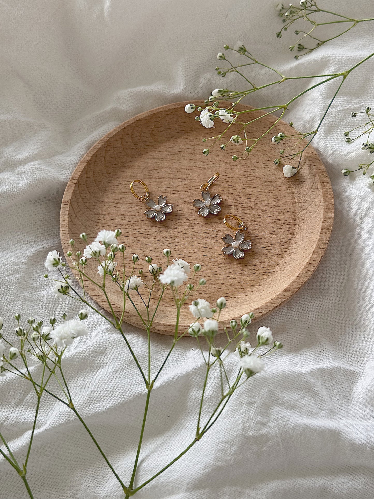 #57 Maskemarkør - Hvit blomst med perle