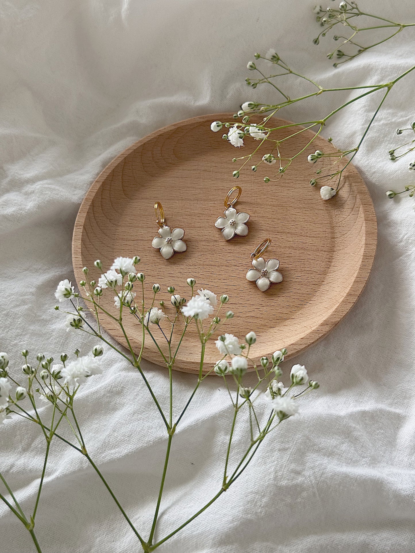 #72 Maskemarkør - Hvit blomst glitrende