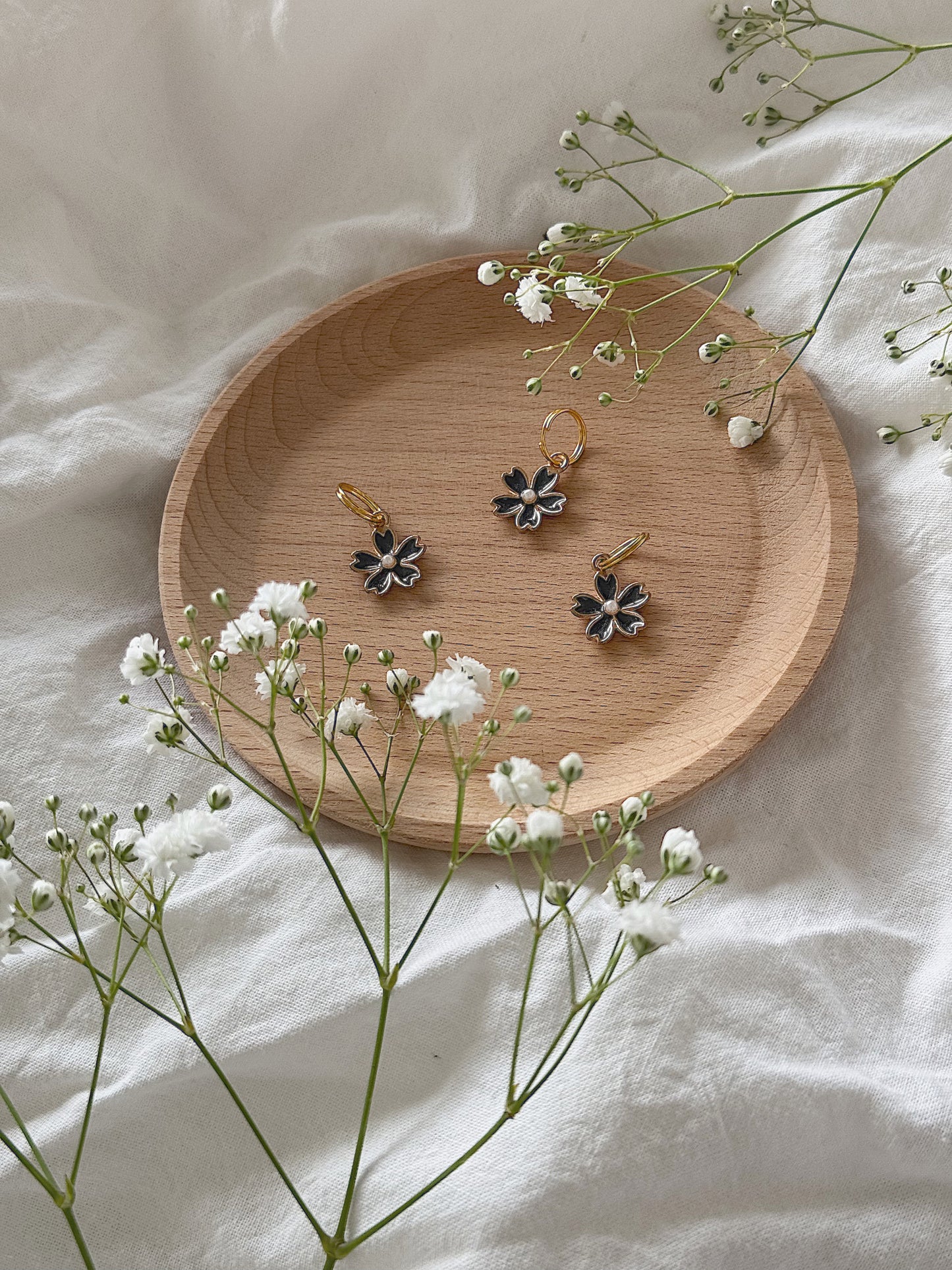 #59 Maskemarkør - Svart blomst med perle