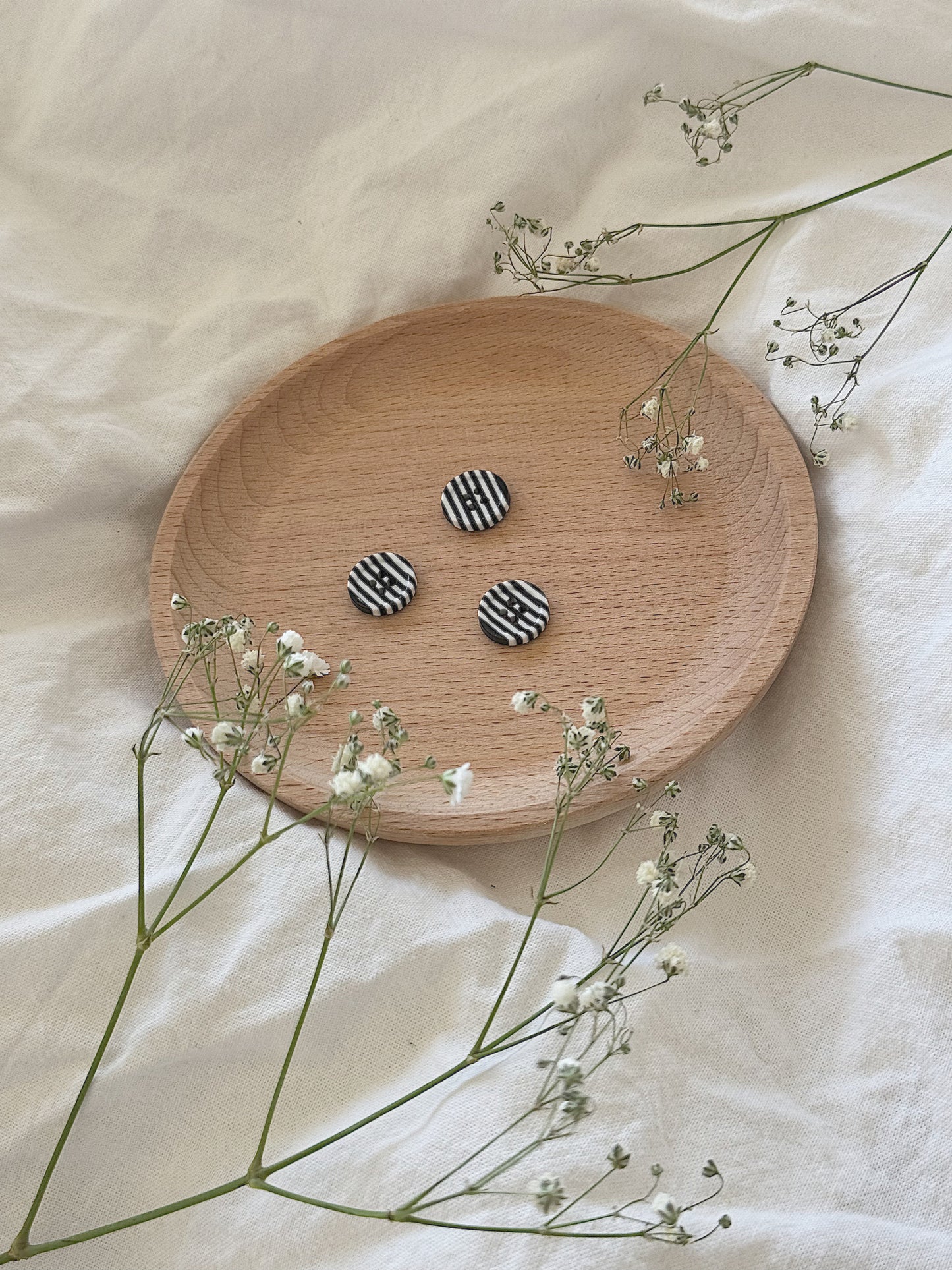 Knapper sort og hvit